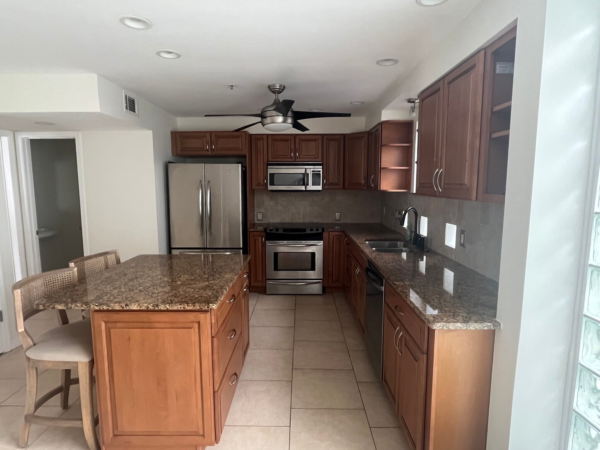 Building Photo - 4950 Bayshore Blvd