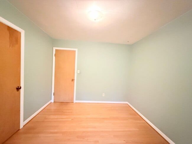 Building Photo - Beautiful 4 Bedroom Home with Fully Fenced Backyard!