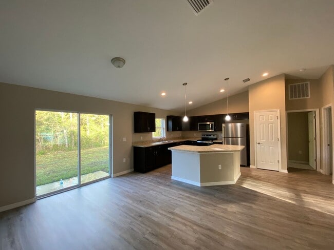 Building Photo - Custom Home - Desirable SW Dunnellon Neigh...