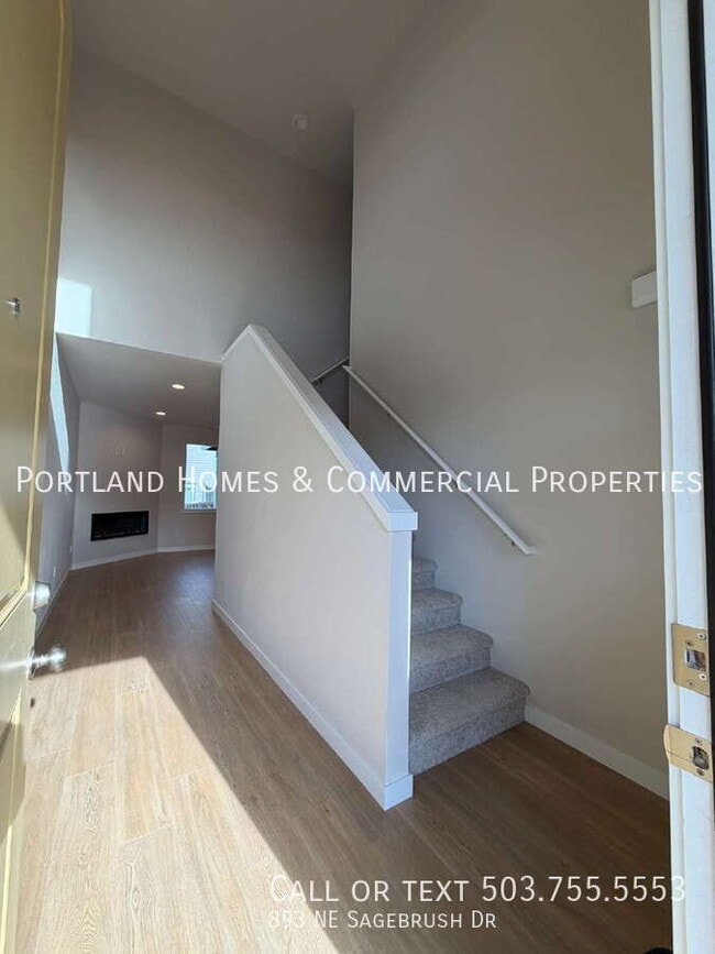 Building Photo - 893 NE Sagebrush Dr