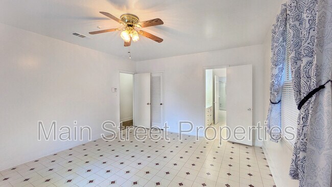 Building Photo - 2 Manor Dr