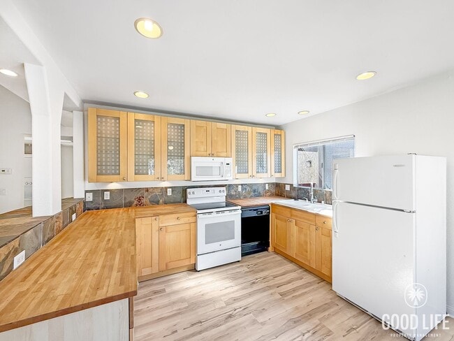 Primary Photo - Great 2B/1.5BA Condo in Del Cerro for Rent!