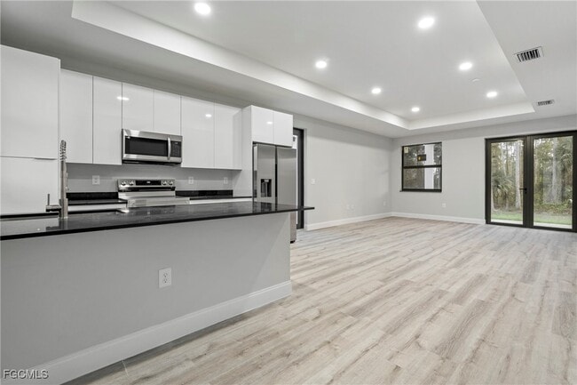 Building Photo - 935 Panda Dr