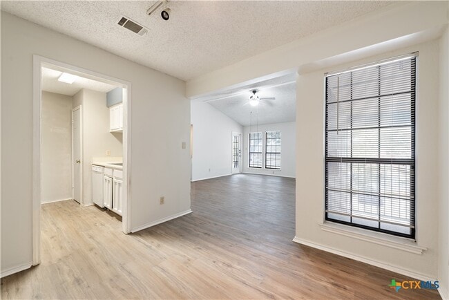 Building Photo - 1202 Thorpe Ln