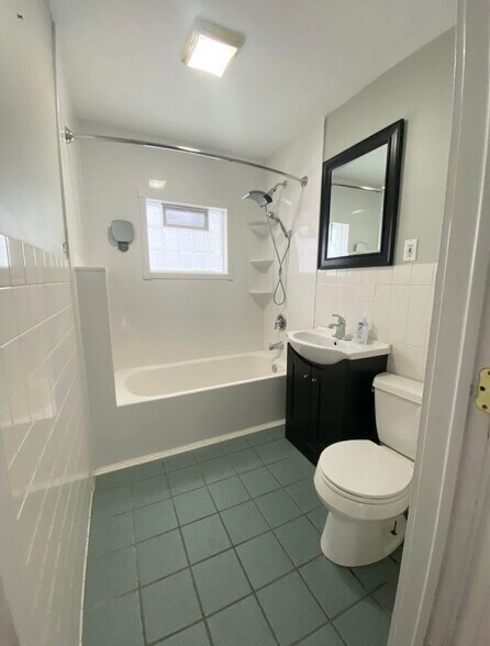Full Bathroom - 541 Tompkins St