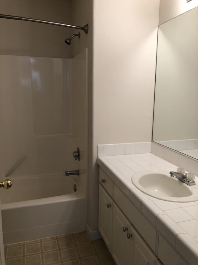 Building Photo - Beautiful Townhouse in Prime Tigard Locati...