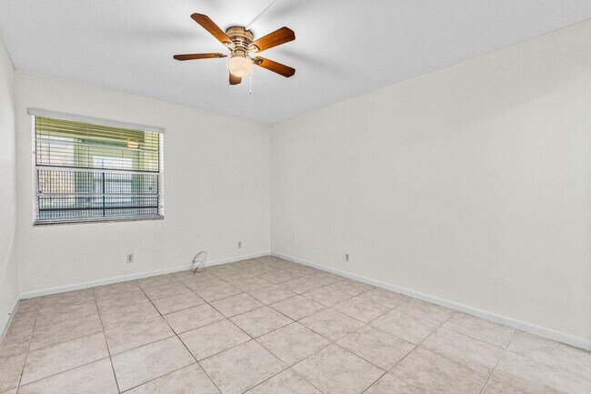 Building Photo - 641 Normandy Ln