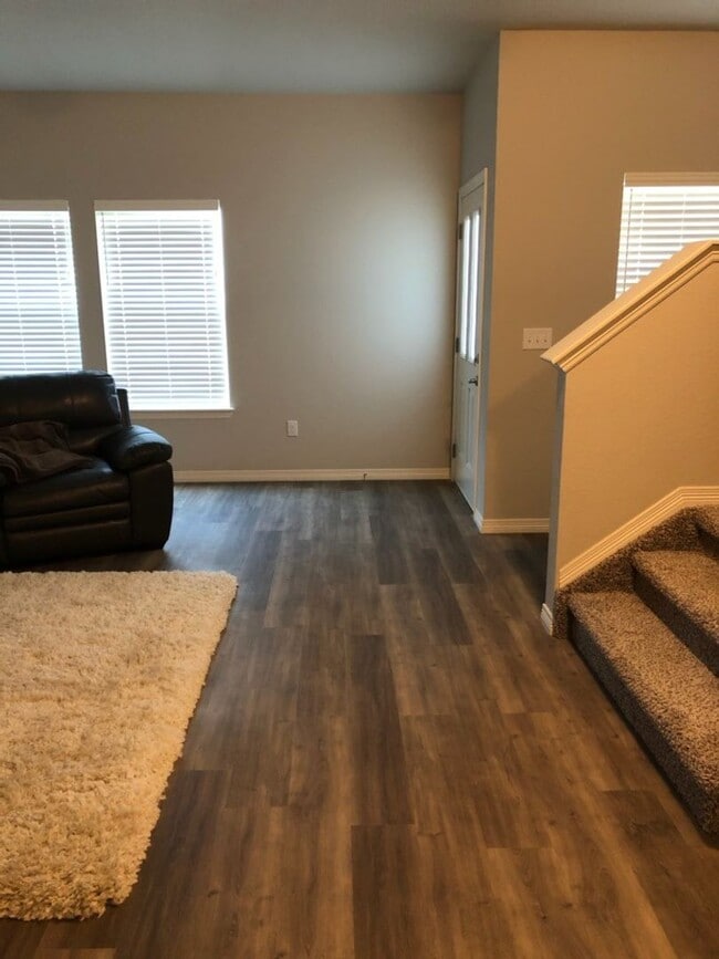Building Photo - Beautiful 3 bed, 3 bath Townhome in West W...