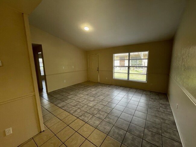 Building Photo - Pineridge - Beautiful 2 Bedroom, 1 Bathroo...