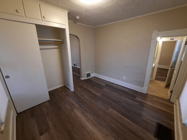 Building Photo - 3 Bedroom, 1 Bathroom Home with additional office/den space and fenced yard!