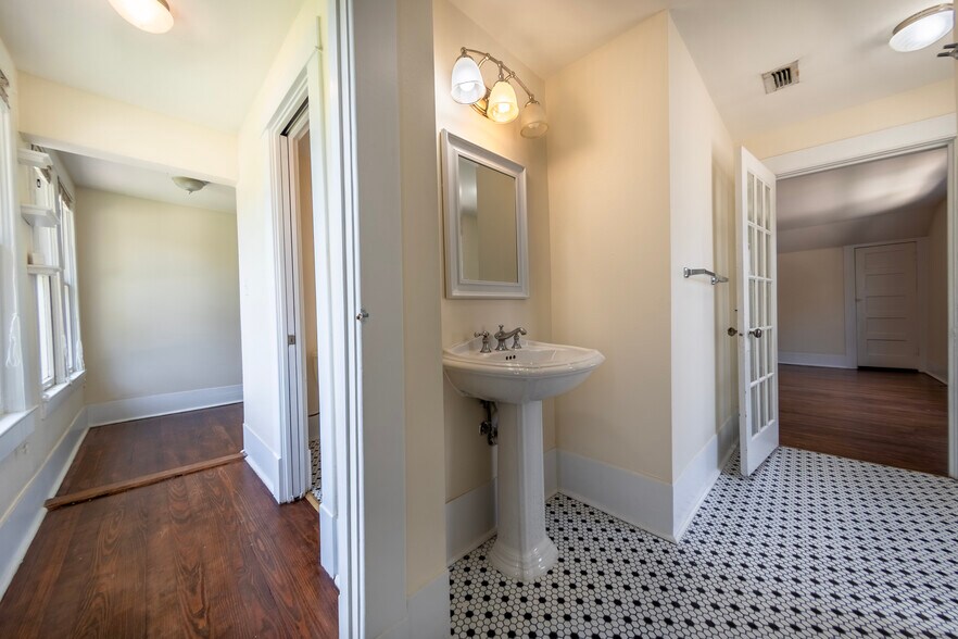 Building Photo - 5336 Junius St