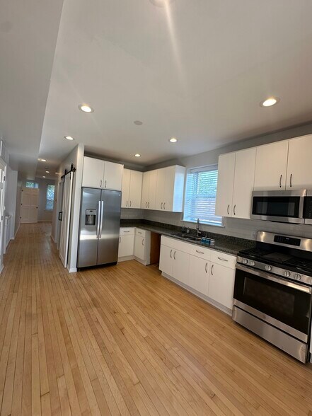Building Photo - 2112 N Leavitt St