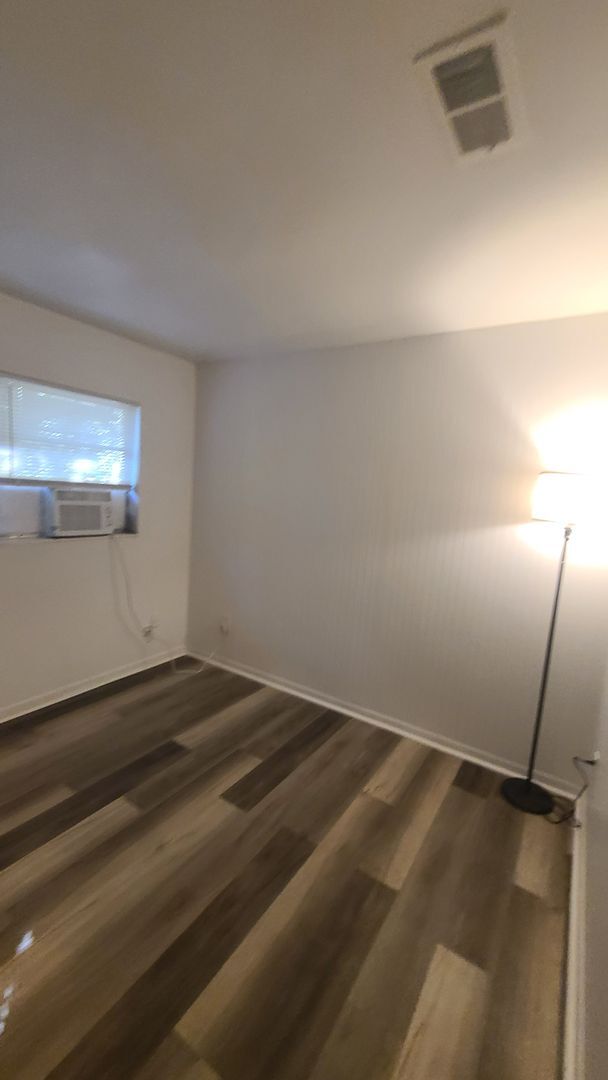 Building Photo - Fully Renovated 3/1 with huge fenced-in ba...