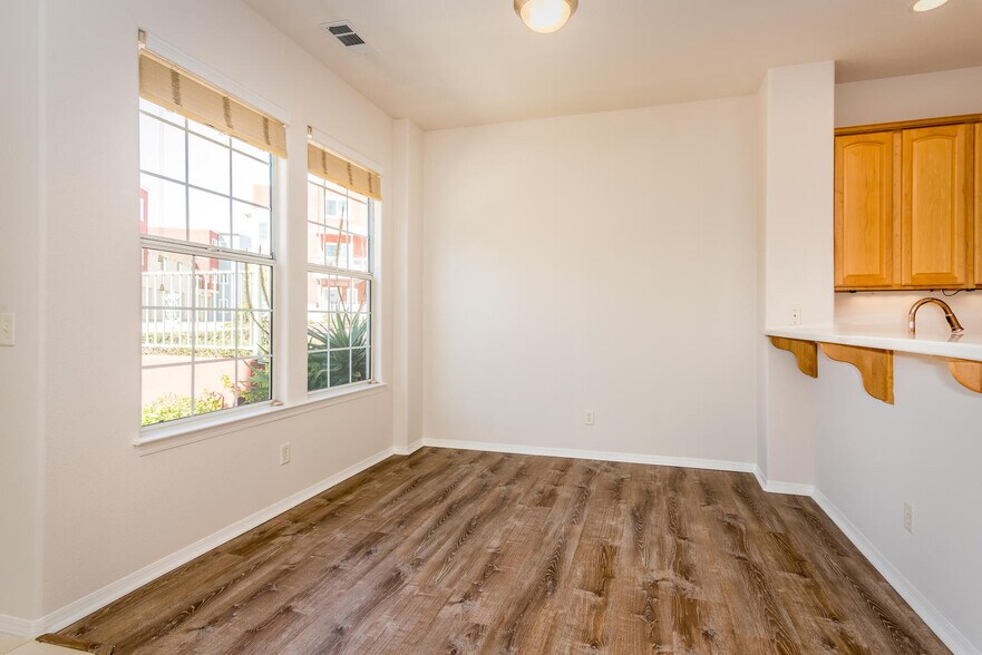 Building Photo - 903 Lawrence Dr