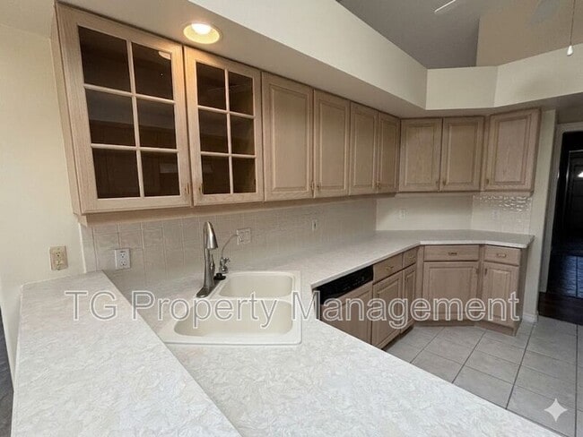 Building Photo - 20 Clarendon Ct N