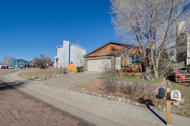 Building Photo - Huge room in a large shared home, private bathroom, great neighborhood, friendly roommates!