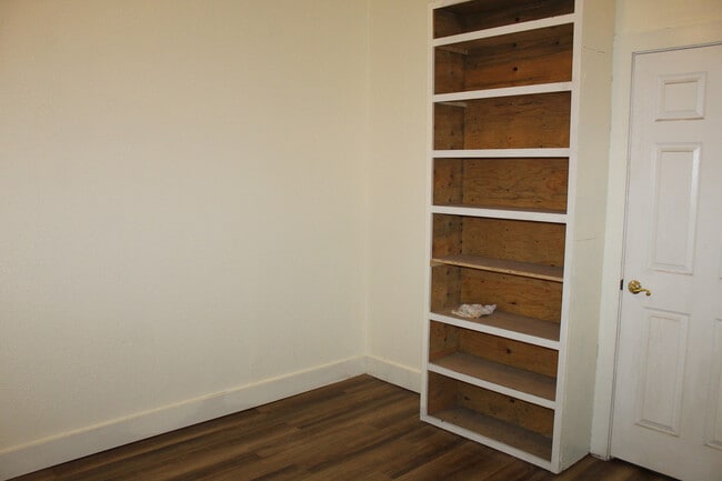 Building Photo - 2437 Darrow Ave