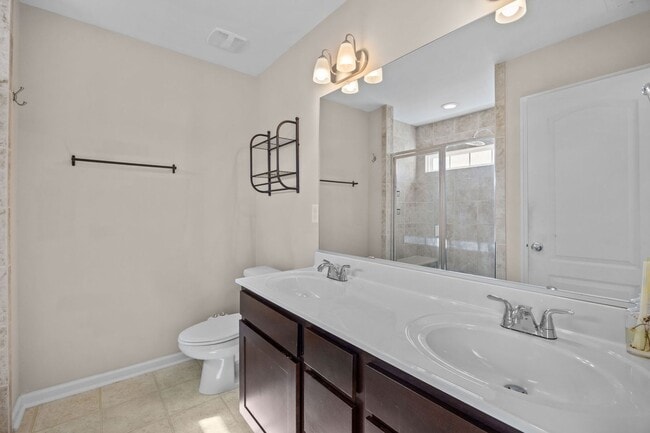 Building Photo - Beautiful Townhome for Rent in Virginia Beach With Free Internet!