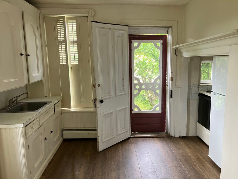 Building Photo - 228 W Franklin St