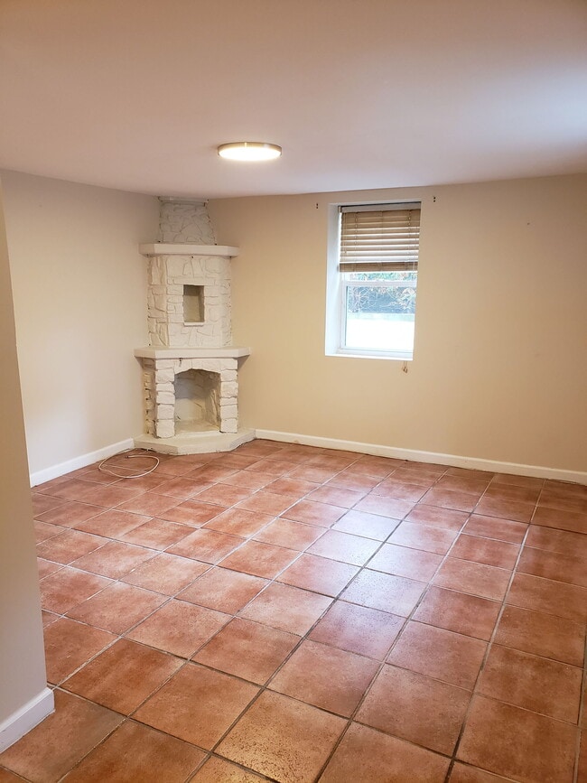 Building Photo - 219 McElroy Ave