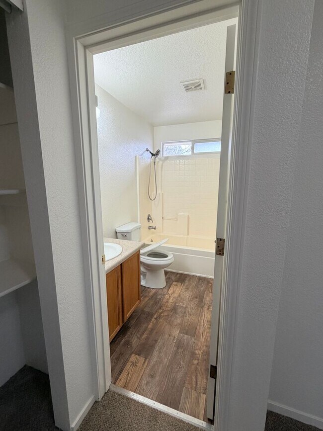 Building Photo - 360 Linden St