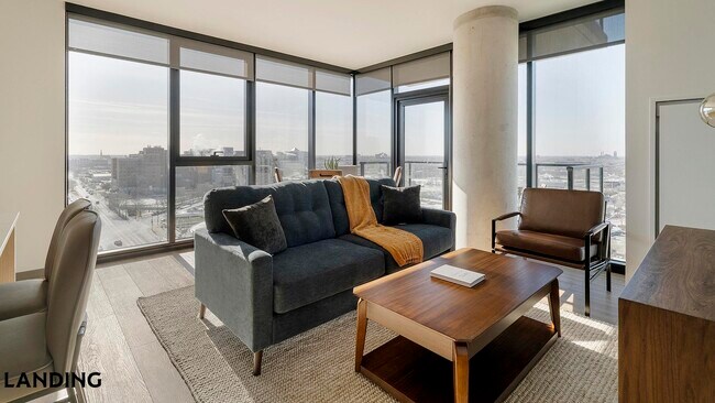 Building Photo - 513 S Damen Ave