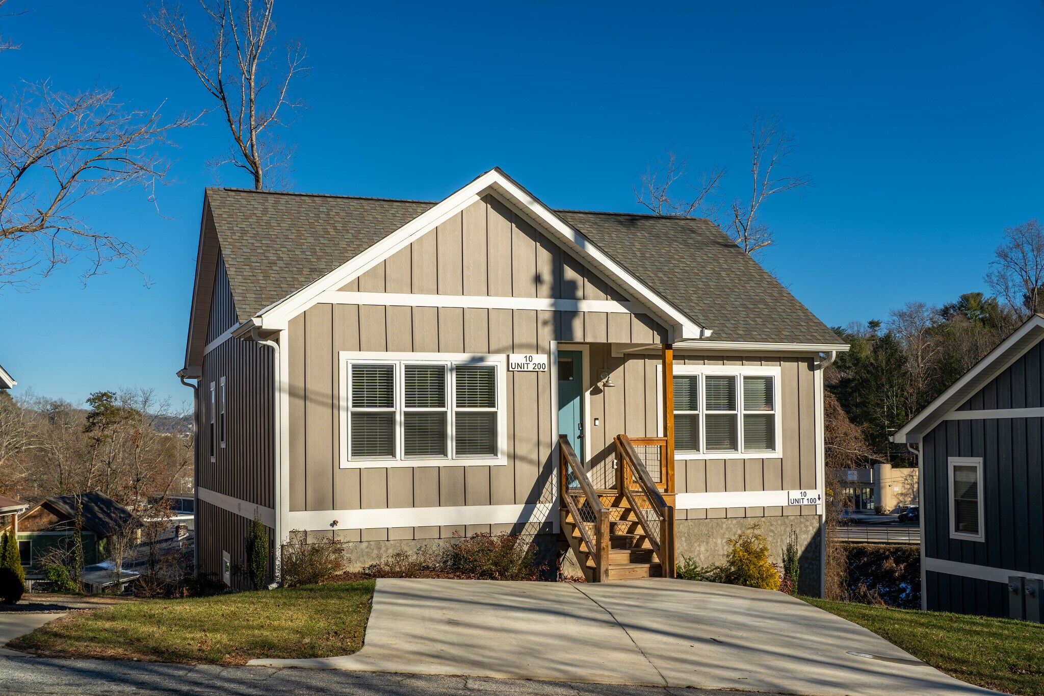 Front - 10-200 Laurel Loop