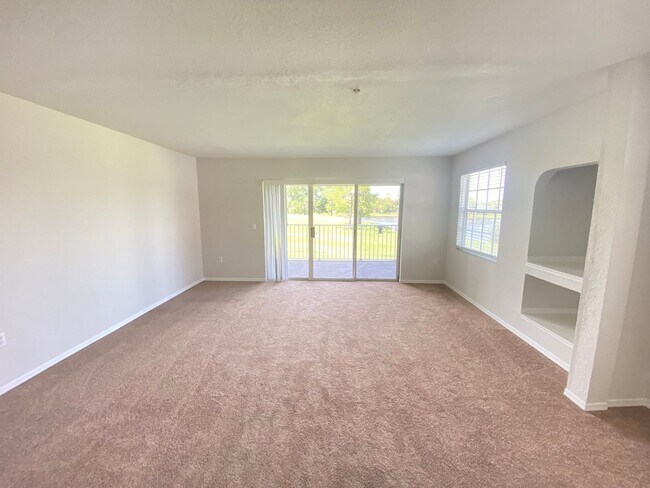 Building Photo - Second Floor Apartment with Balcony View! ...