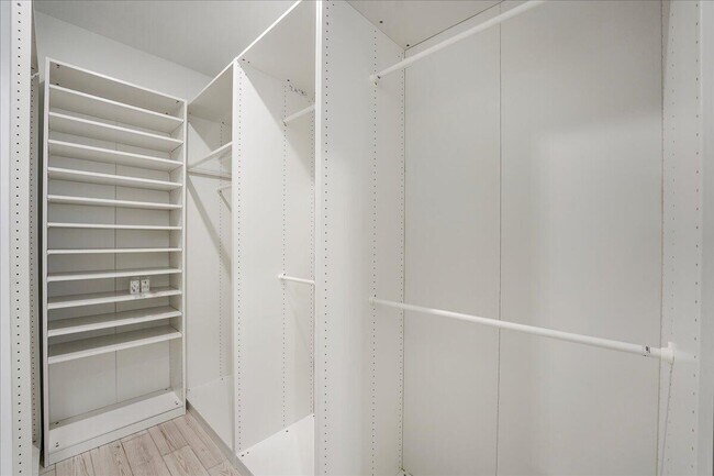 Building Photo - 6818 Pointe of Woods Dr