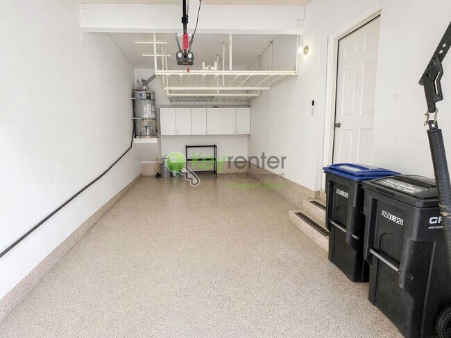 Building Photo - Beautifully renovated single-level condo in gated Newport Baycrest