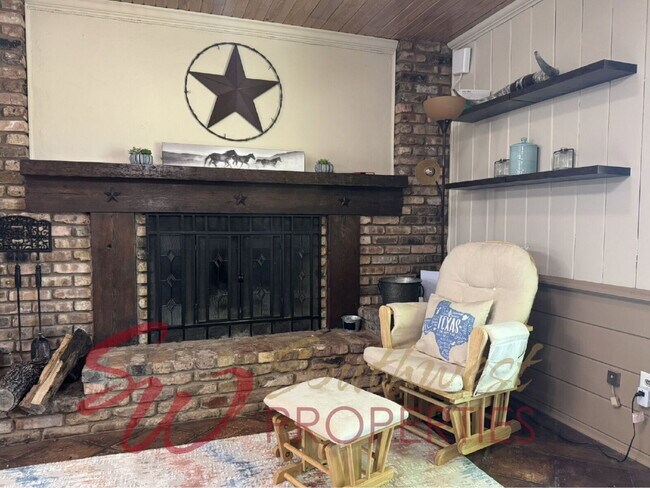 Building Photo - 2 bedroom 2 bath on a 12 acre paradise!