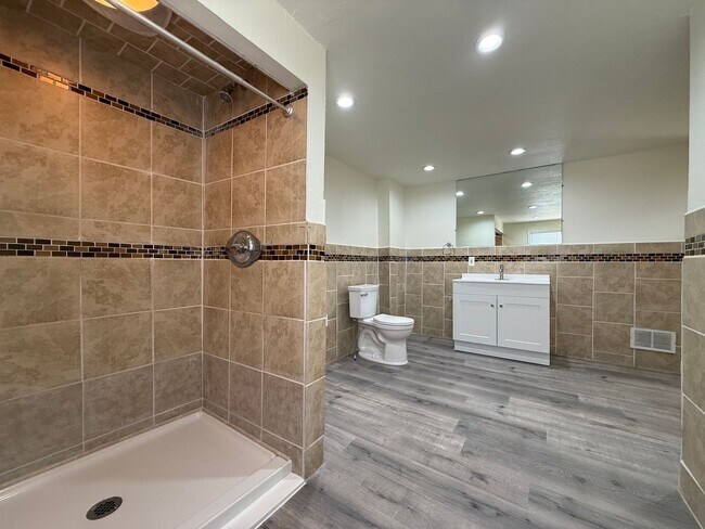 Building Photo - Updated 4BR / 2 Bath Home with off-street parking!