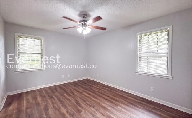 Building Photo - Welcome to a 3-Bed/2-Bath Charming Home with Fenced Yard/Available Now!