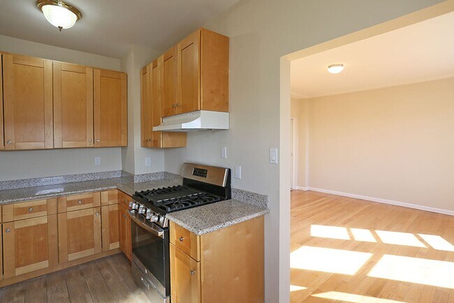 Building Photo - Spacious floor studio in Central Richmond,...