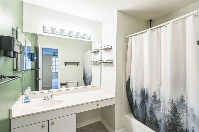 Building Photo - Bright & Spacious 3BR Townhome with Garage...