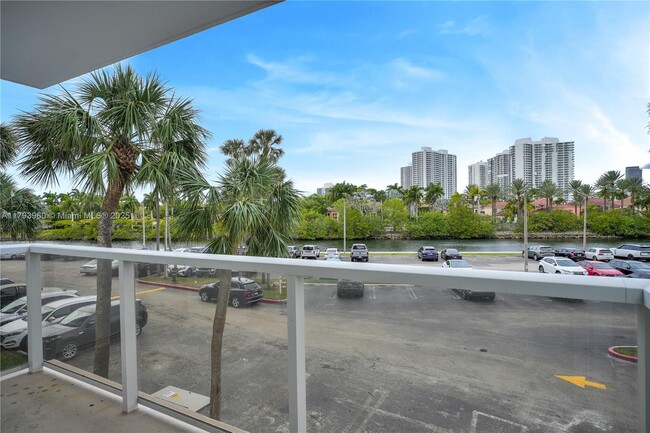 Building Photo - 3701 N Country Club Dr
