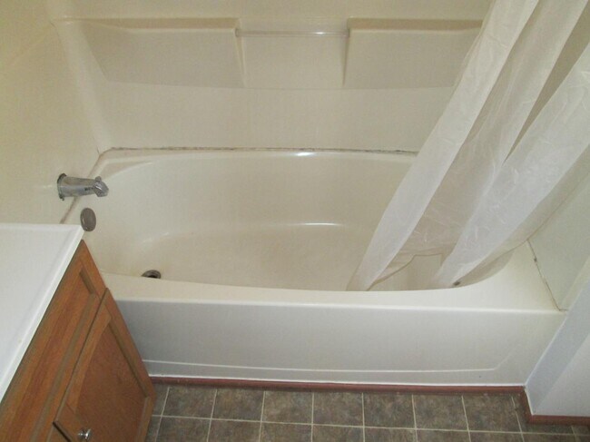 Bath - 420 Pontiac St