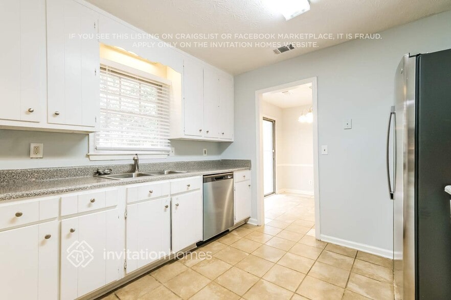 Building Photo - 1002 Providence Way