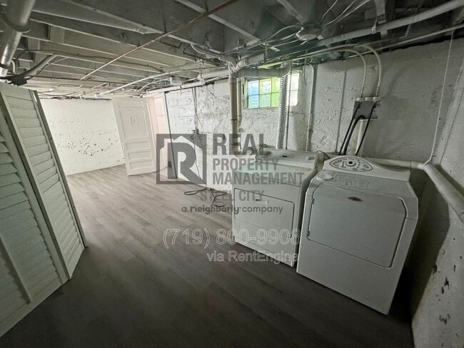 Building Photo - 602 W Orman Ave