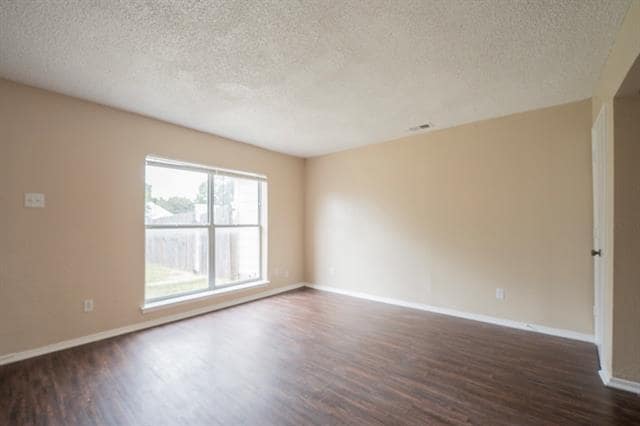 Building Photo - 710 Pyramid Dr