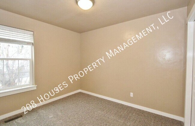 Building Photo - Must See Immaculately Kept 3 bed, 2 bath H...