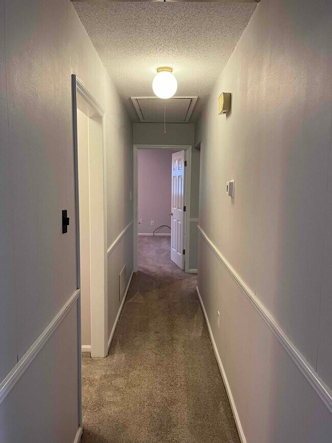 Building Photo - Caroline St. - 3BR / 2BA