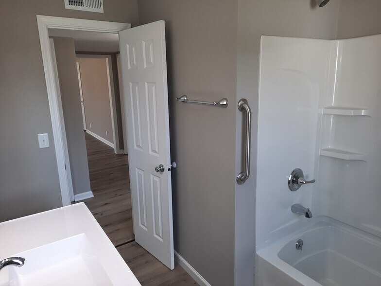 Building Photo - 2115 Main St