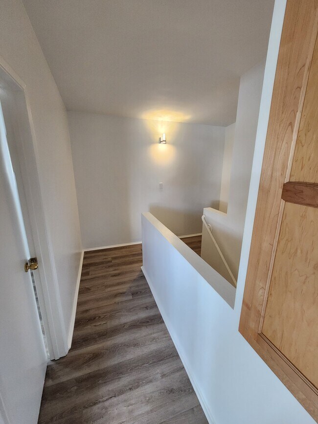 Building Photo - 702 N Paulina Ave