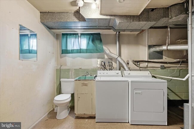 Building Photo - 2423 Harwood Rd