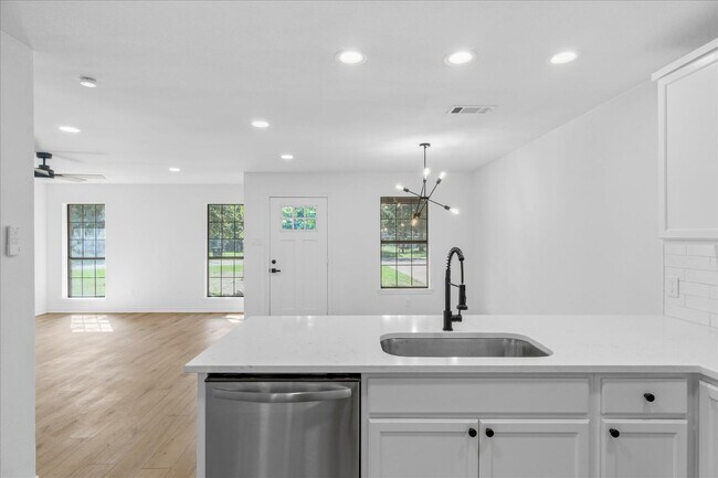 Building Photo - 910 Willow Dr