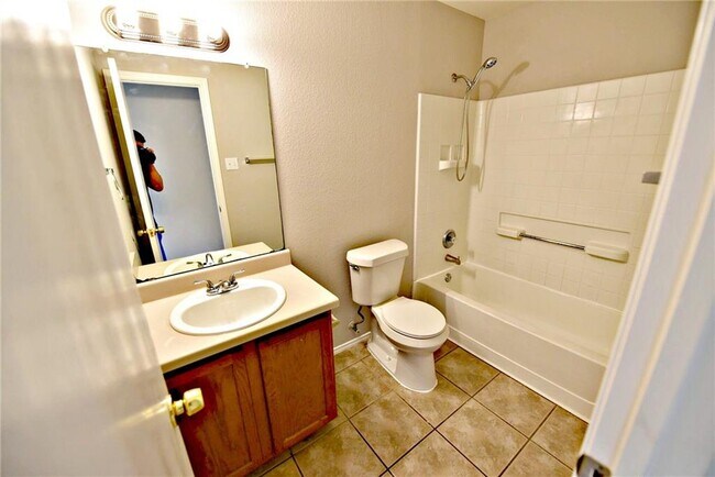 Building Photo - 510 Golden Gate Dr