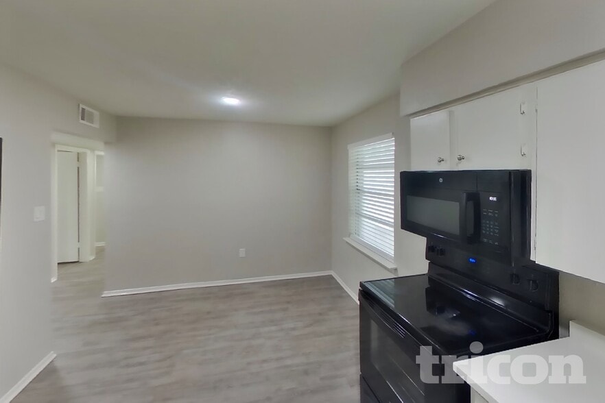 Building Photo - 3221 Edgebrook Dr