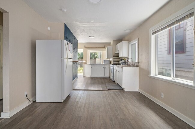 Building Photo - Updated Bremerton Home with Modern Touches