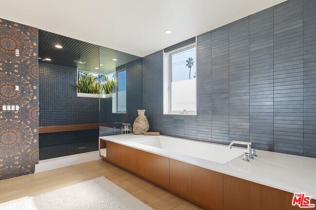 Building Photo - 1220 Cabrillo Ave